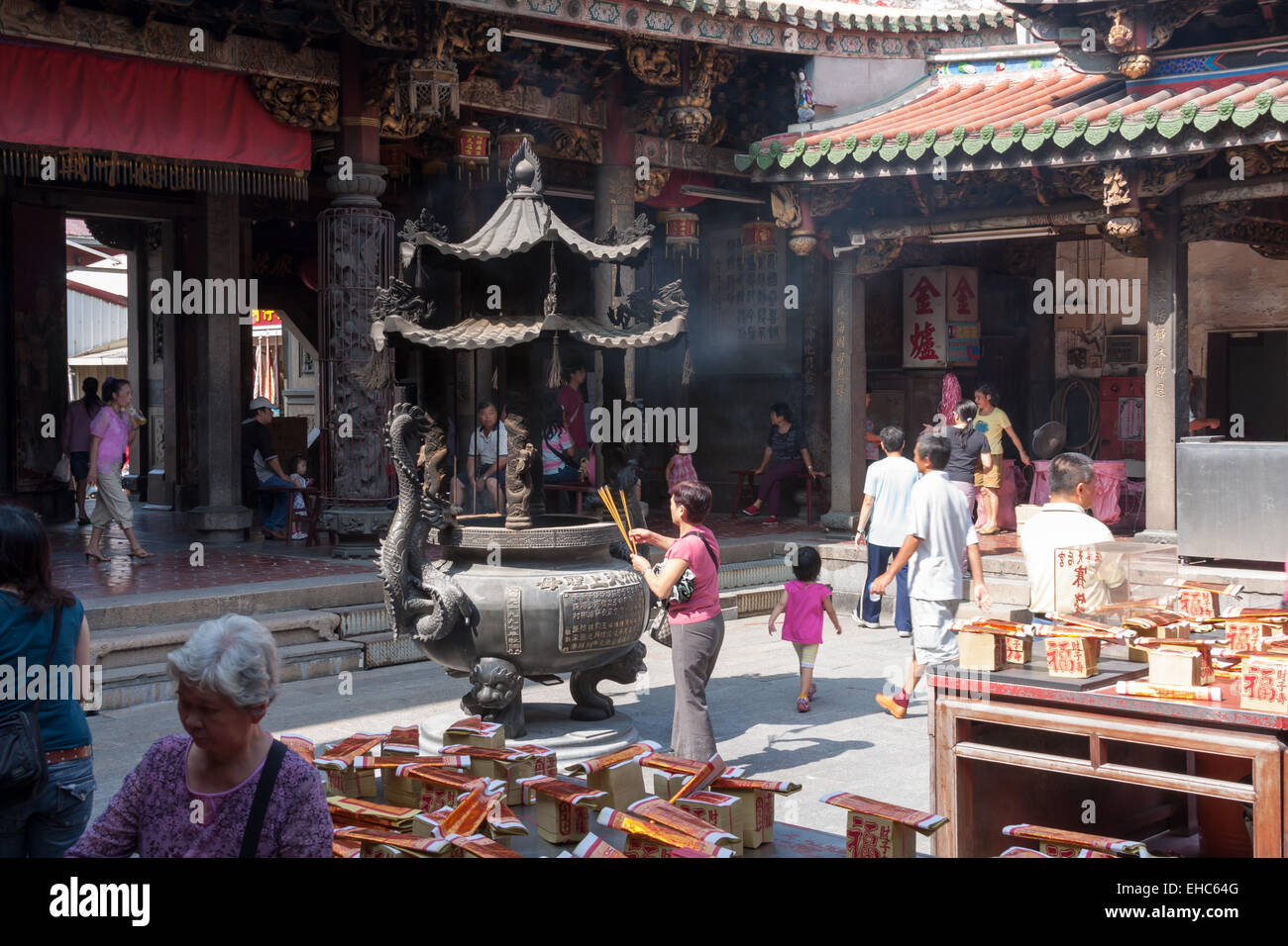 Menschen brennen Weihrauch, Tianhou Tempel Lukang Township, Changhua County, Taiwan Stockfoto