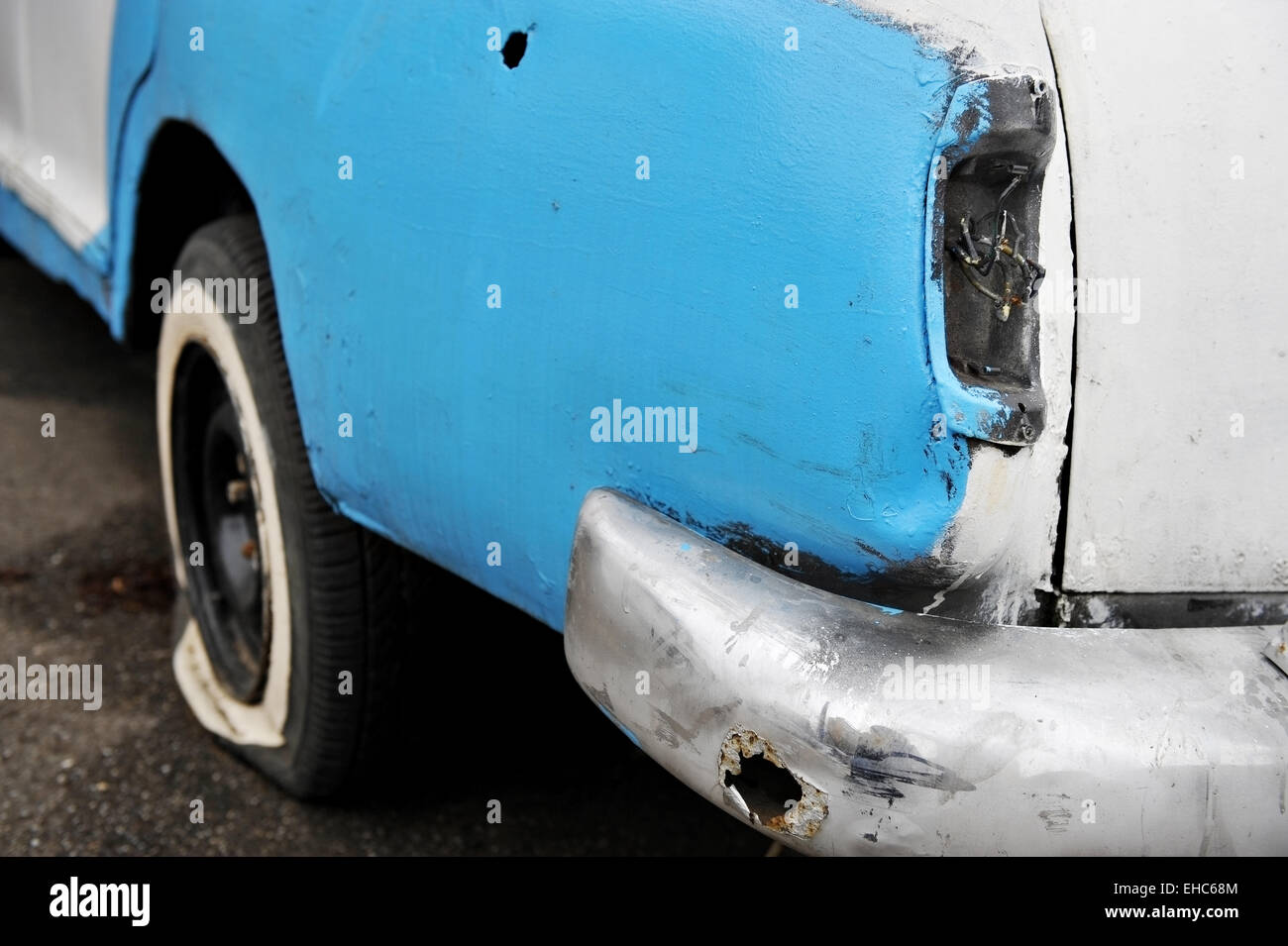 Detail mit einer fehlenden Rücklicht aus einem verlassenen Junk-e-Auto Stockfoto