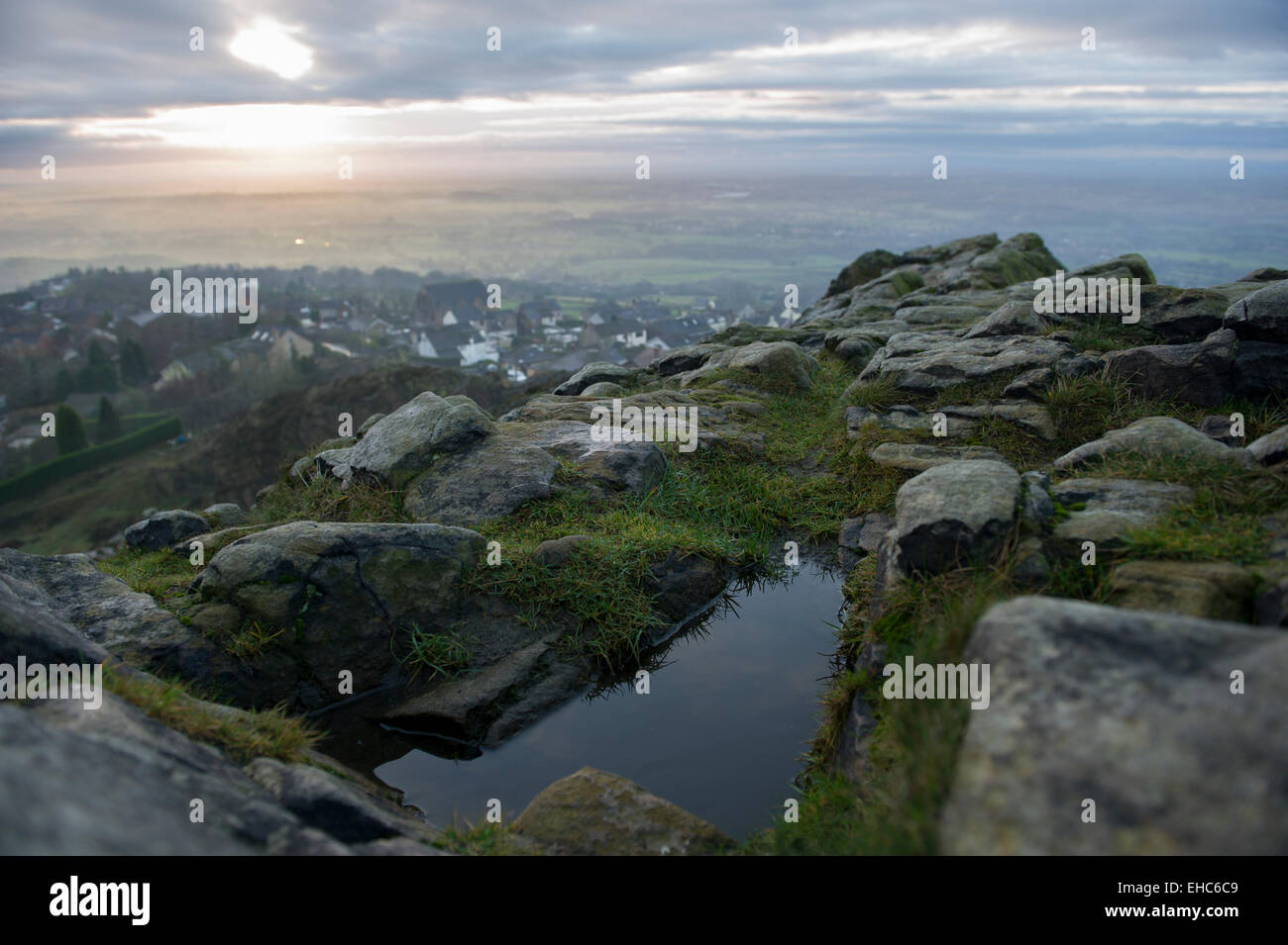 Ein Blick auf einen Sonnenuntergang über den Cheshire-Landschaft von der Spitze der Mow Cop Stockfoto
