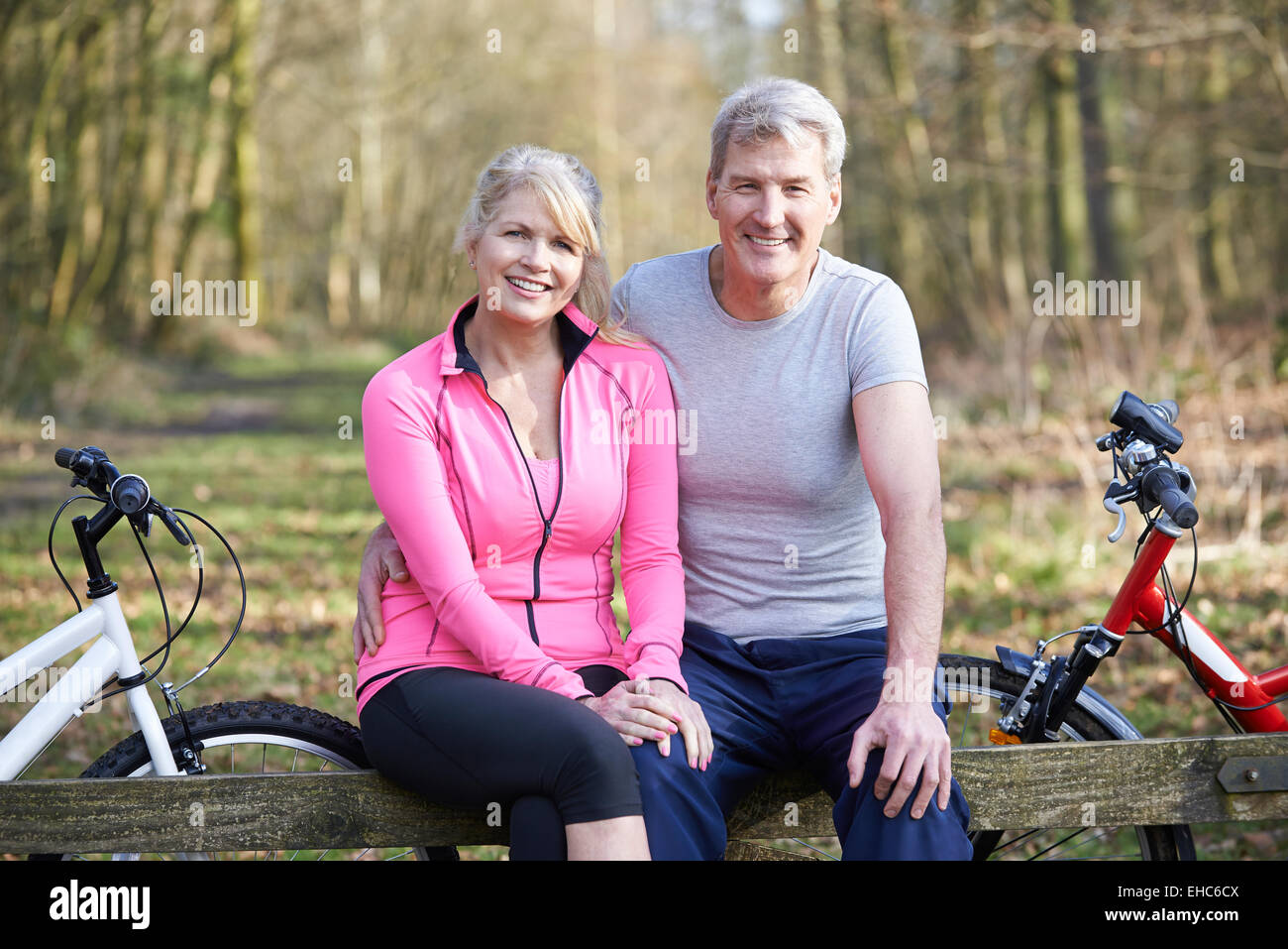 Älteres Paar auf Zyklus fahren auf Land zusammen Stockfoto