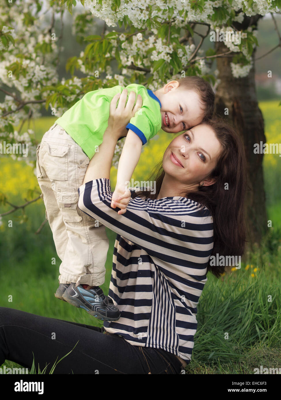 Outdoor-junge Frau mit ihrem Sohn Stockfoto