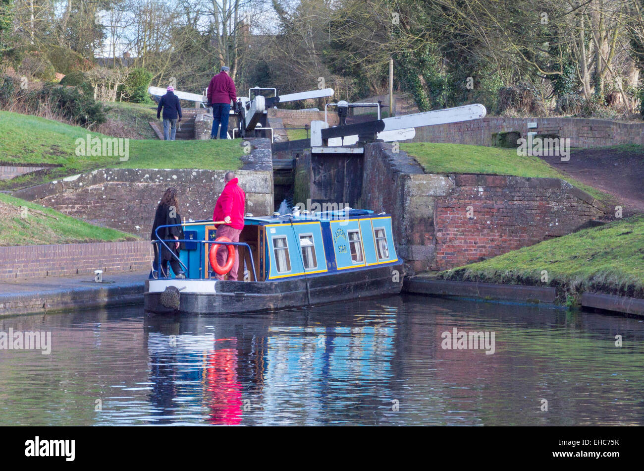 Narrowboat Navigation durch Bottom Lock, Stourton Kreuzung zwischen Notenzeilen & Einbindung und Stourbridge Kanal, Stäbe, England Stockfoto