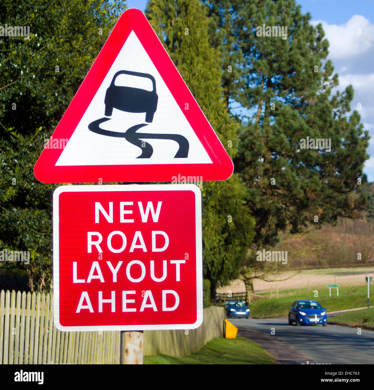 Neue Straße Layout voran und Schleudergefahr Verkehrszeichen, Großbritannien Stockfoto