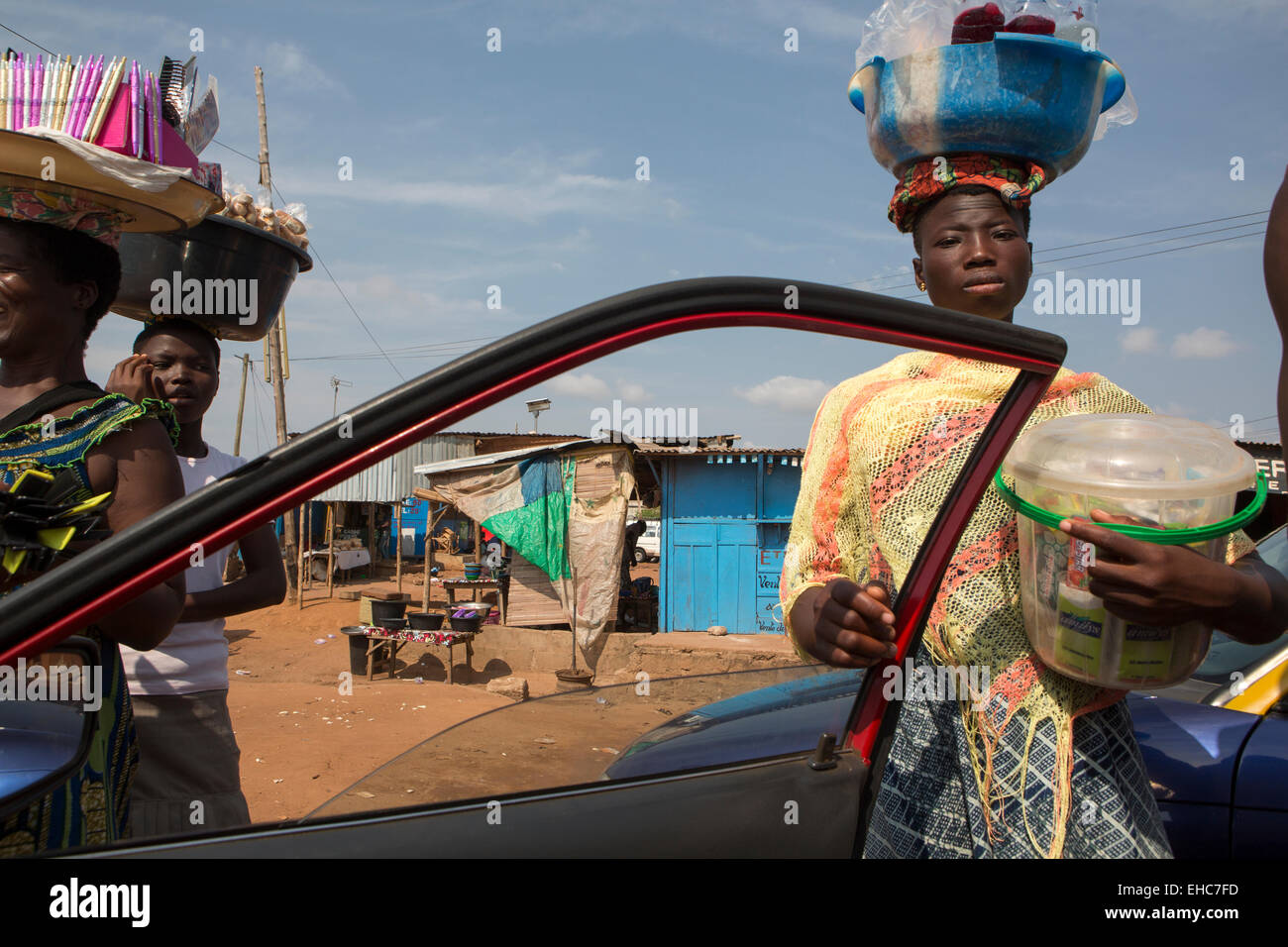 LOME, TOGO, 9. Dezember 2012; Straßenverkäufer mit Lebensmitteln und Gütern Stockfoto