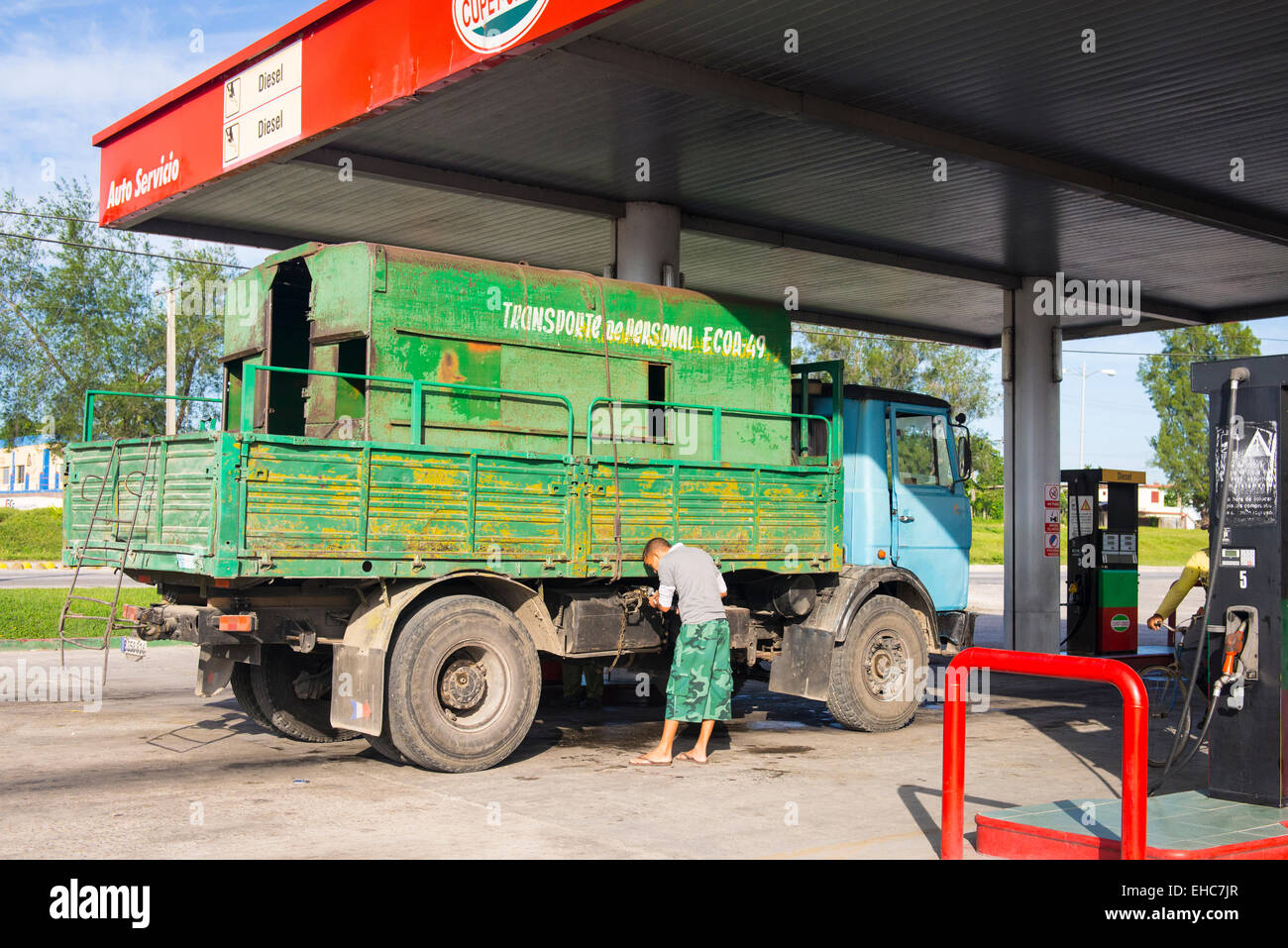 Kuba Sancti Spiritus grünen Bus ÖPNV umgewandelt LKW LKW Transporta de persönliche ECOA 49 bei Benzin Tankstelle Stockfoto