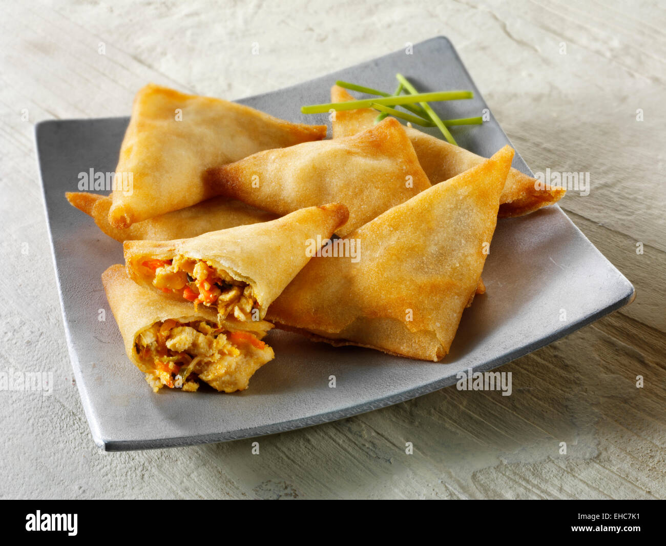 Traditionelle asiatische Huhn & Gemüse samosa Stockfoto