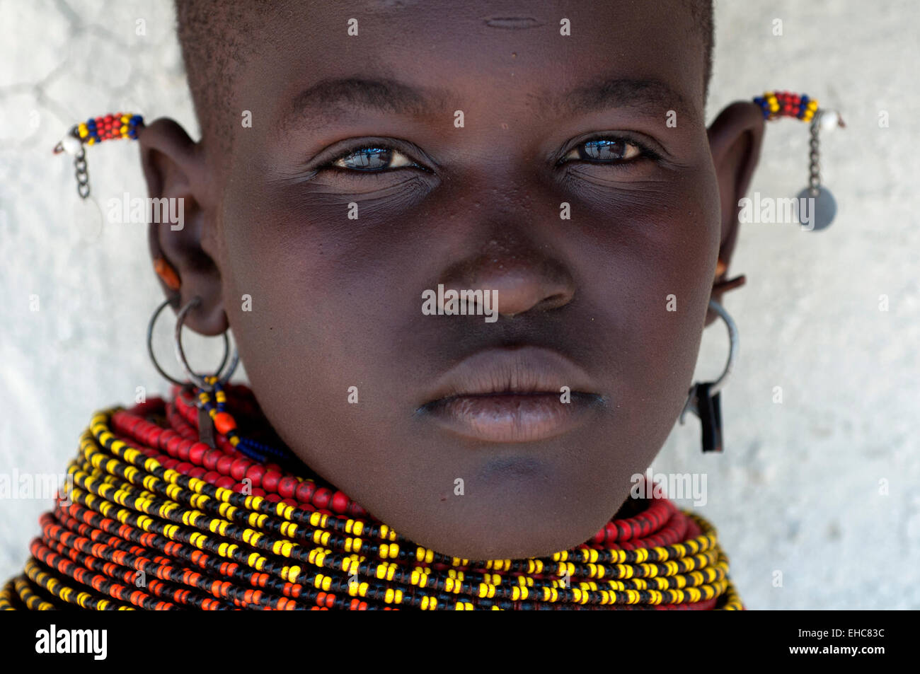 Turkana Mädchen mit massiven bunte Perlenketten und durchbohrte Ohren, Loiyangalani, Kenia Stockfoto