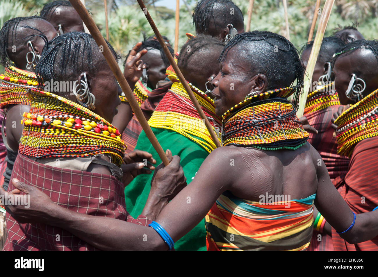 Turkana-Frauen tanzen bei einer Hochzeitszeremonie, Loiyangalani, Kenia Stockfoto