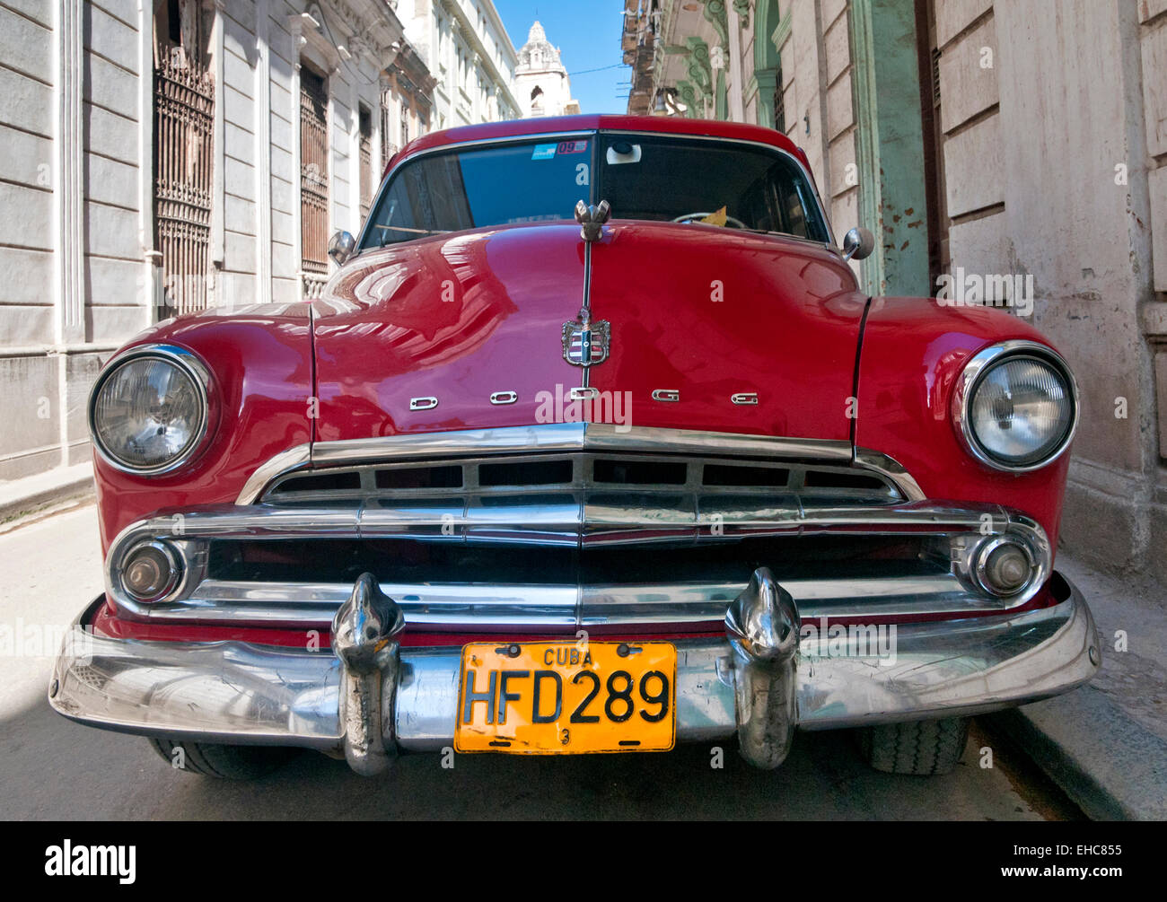 Rot der 1950er Jahre amerikanische Dodge Oldtimer auf Calle Kuba, Habana Vieja, Havanna, Kuba Stockfoto