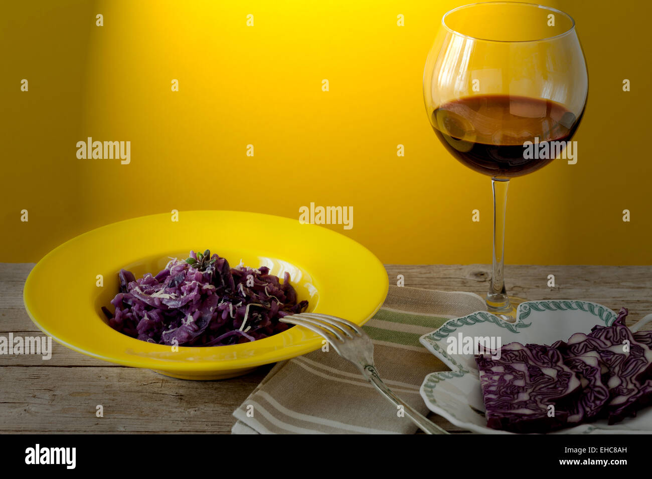 Rotkohl Risotto und Glas Wein Stockfoto