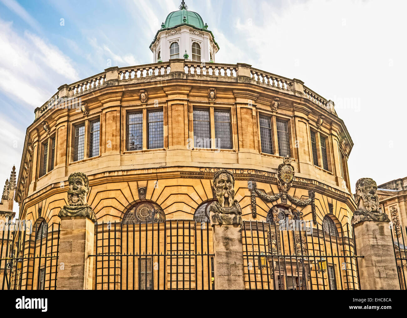 Büsten des Kaisers (oder Apostel) Köpfe außerhalb das Sheldonian Theatre in Oxford Stockfoto