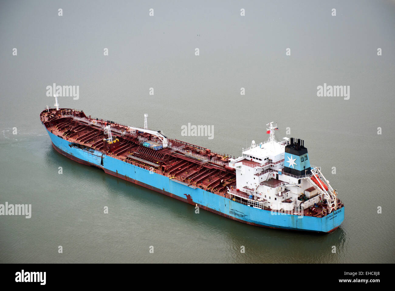 Die Chemikalientanker Carla Maersk nach einer Kollision mit der Bulk-Carrier Conti Peridot 10. März 2015 aus Morgans Point, Texas beteiligt zu sein. Die Maersk trug etwa 216.000 Barrel Methyl-Tertiär-Butyl-Ether und eine unbekannte Menge der gefährlichen Chemikalie verschüttet wurde aufgrund der Schließung einer der verkehrsreichsten Wasserstraßen in Amerika ist. Stockfoto