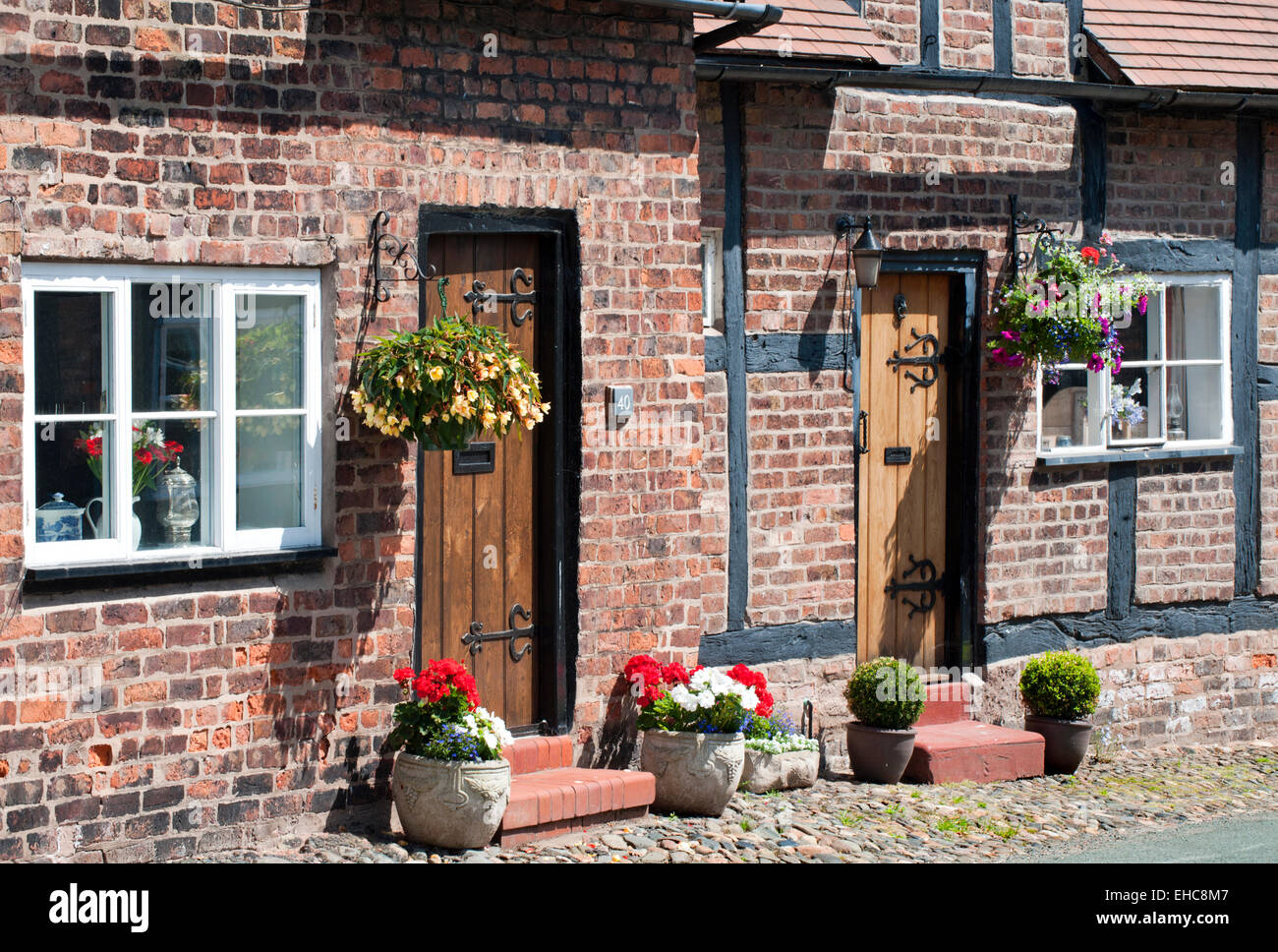 Hübsches Ferienhaus Haustür im Sommer auf Kirche-Straße, große Budworth, Cheshire, England, Vereinigtes Königreich Stockfoto