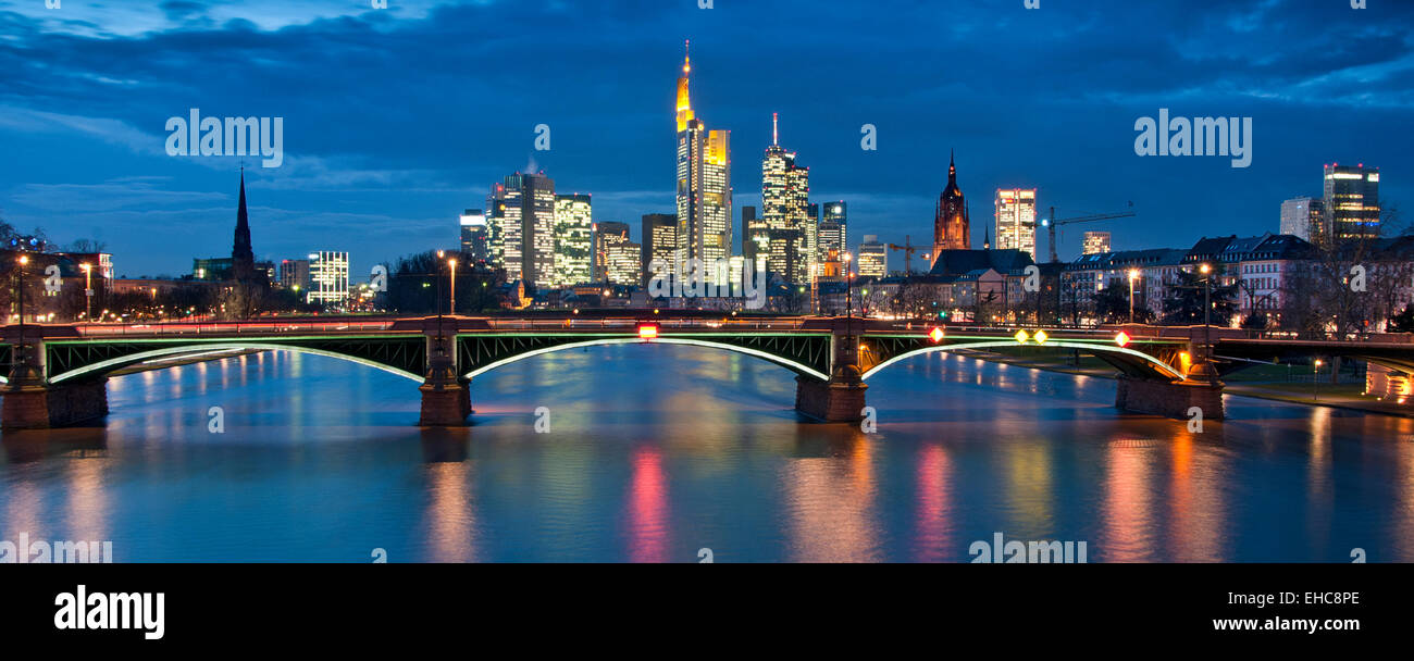 Der Fluss Main, Ignatz-Bubis-Brücke, Dom Kathedrale & Wolkenkratzer des Frankfurter Geschäftsviertel, Frankfurt am Main, Deutschland, Europa Stockfoto