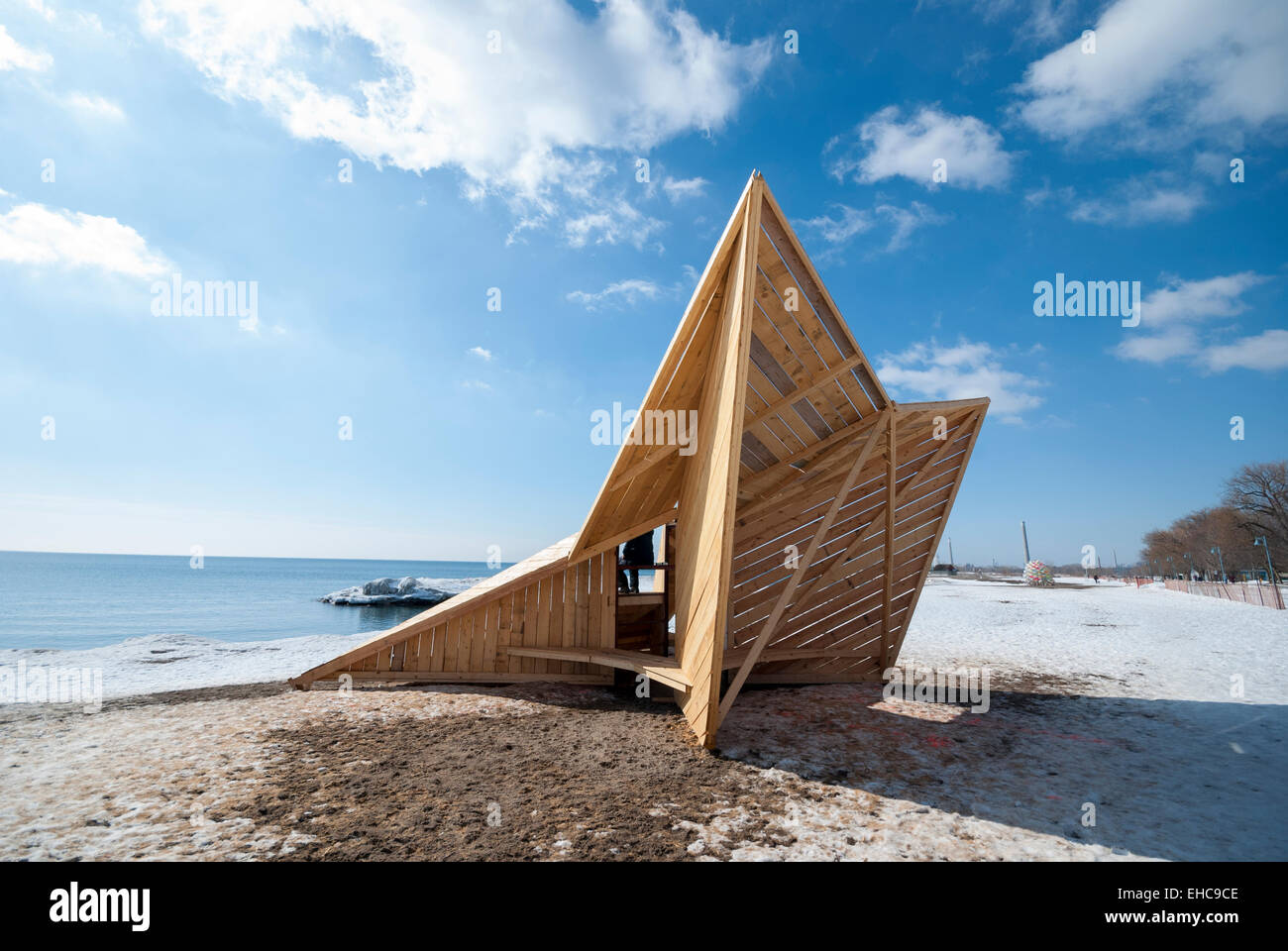 Eine temporäre hölzerne Erwärmung Hütte einer der fünf Anlagen, die Teil einer Outdoor-Winter-Strand-Kunst Ausstellung in Toronto Kanada Stockfoto