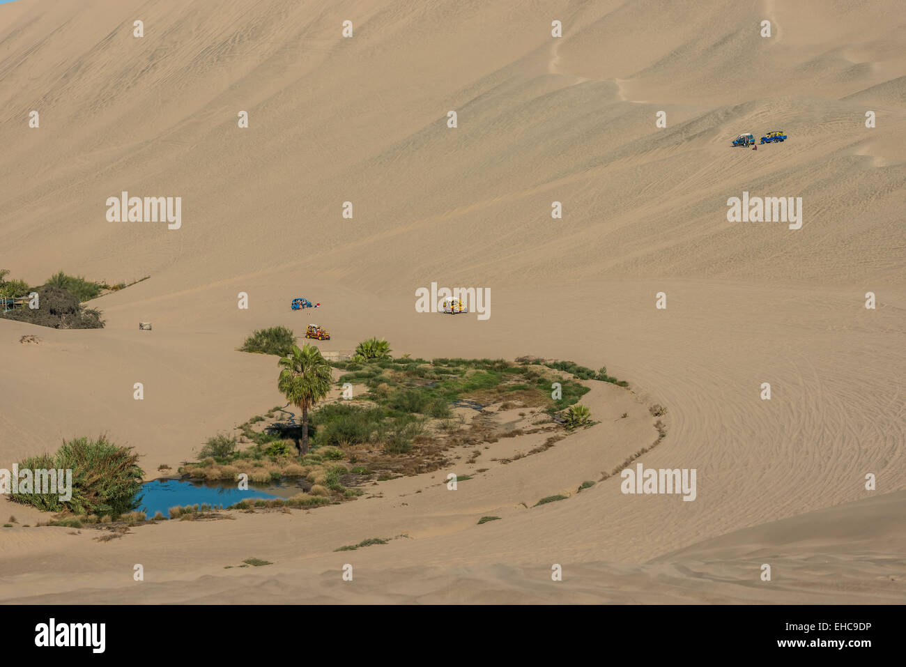 Touristen mit Dune Buggys in der peruanischen Küste bei Ica Peru Stockfoto