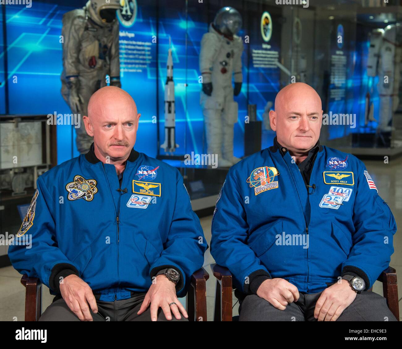 ISS-Expedition-45 Kommandeur Astronaut Scott Kelly, Recht, zusammen mit seinem Bruder, ehemaliger Astronaut Mark Kelly sprechen in den Medien über Scotts kommende Jahre währenden Mission an Bord der internationalen Raumstation ISS 21. Januar 2015 in Houston, Texas. Stockfoto