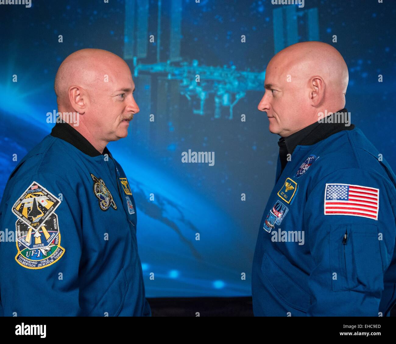 ISS-Expedition-45 Kommandeur Astronaut Scott Kelly, Recht, zusammen mit seinem Bruder, ehemaliger Astronaut Mark Kelly stehen Seite an Seite 21. Januar 2015 in Houston, Texas. Stockfoto