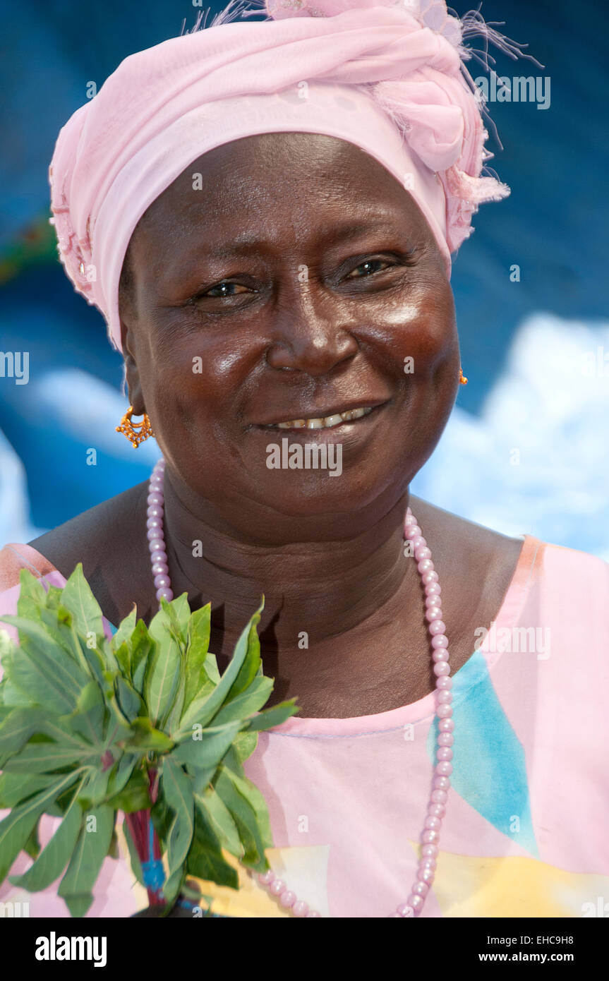 Porträt von eine gambische Frau Markt Serekunda, Gambia, Westafrika Stockfoto