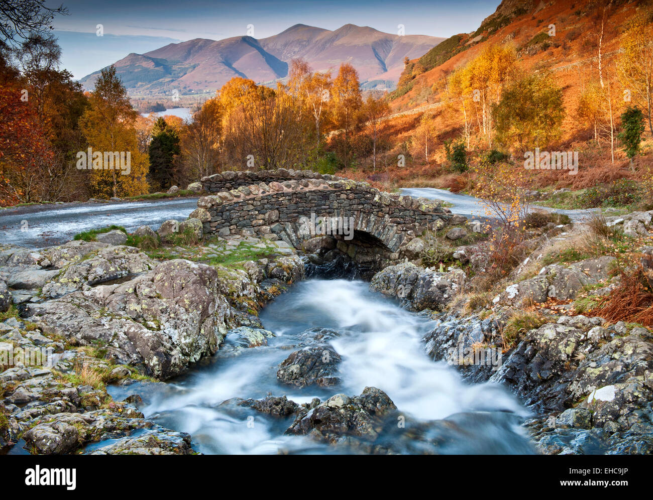 Herbst im Ashness Brücke, über Derwent Water, Nationalpark Lake