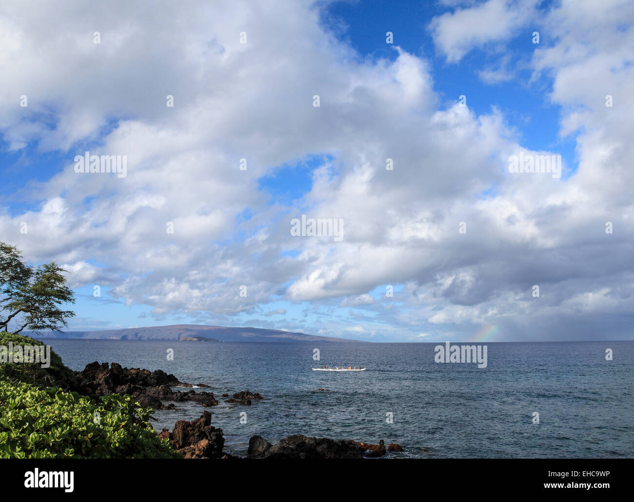 Ausleger-Kanu-Tour geht durch Ausschnitt des Regenbogens von Wailea, Maui Stockfoto