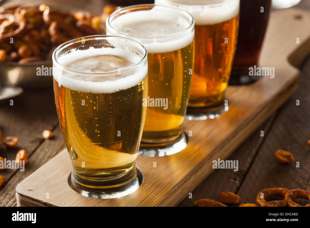 Verschiedene Biere in einem Flug bereit zur Verkostung Stockfoto