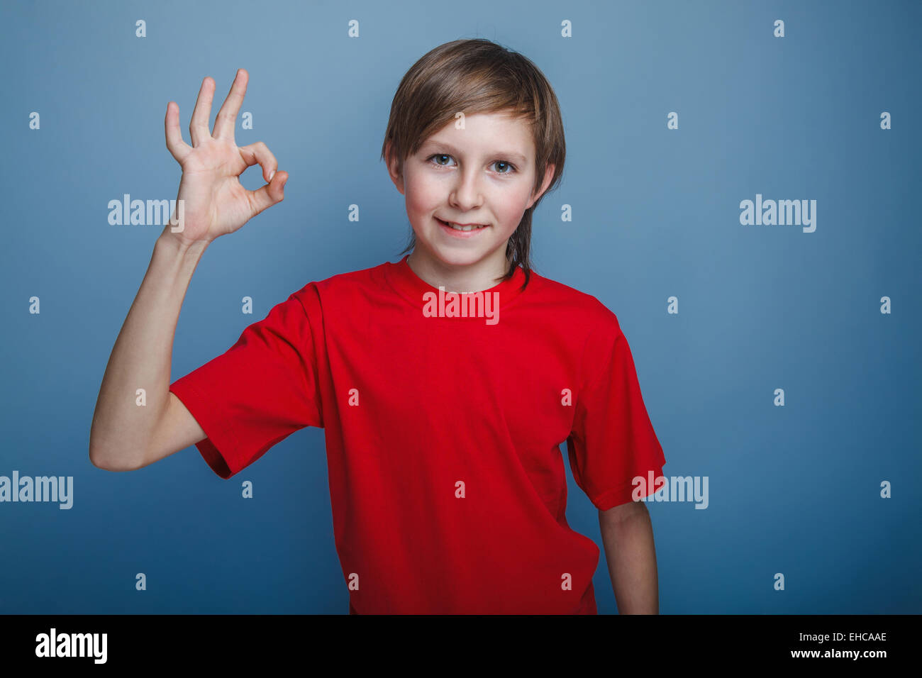 Europäisch anmutende junge von zehn Jahren Daumen hoch Geste okay auf eine gr Stockfoto