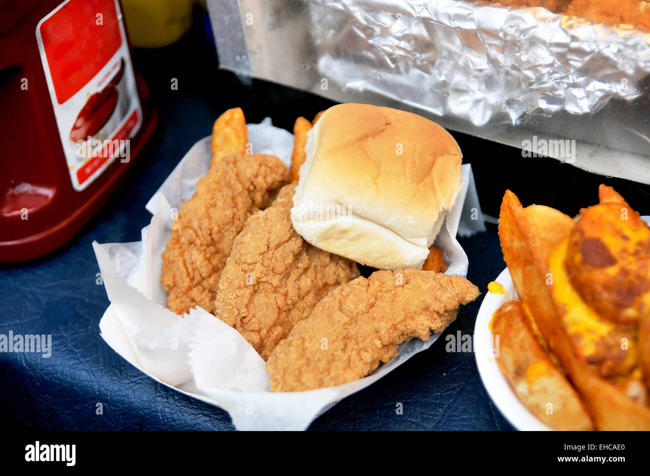 Chicken Fingers mit Pommes frites Stockfoto