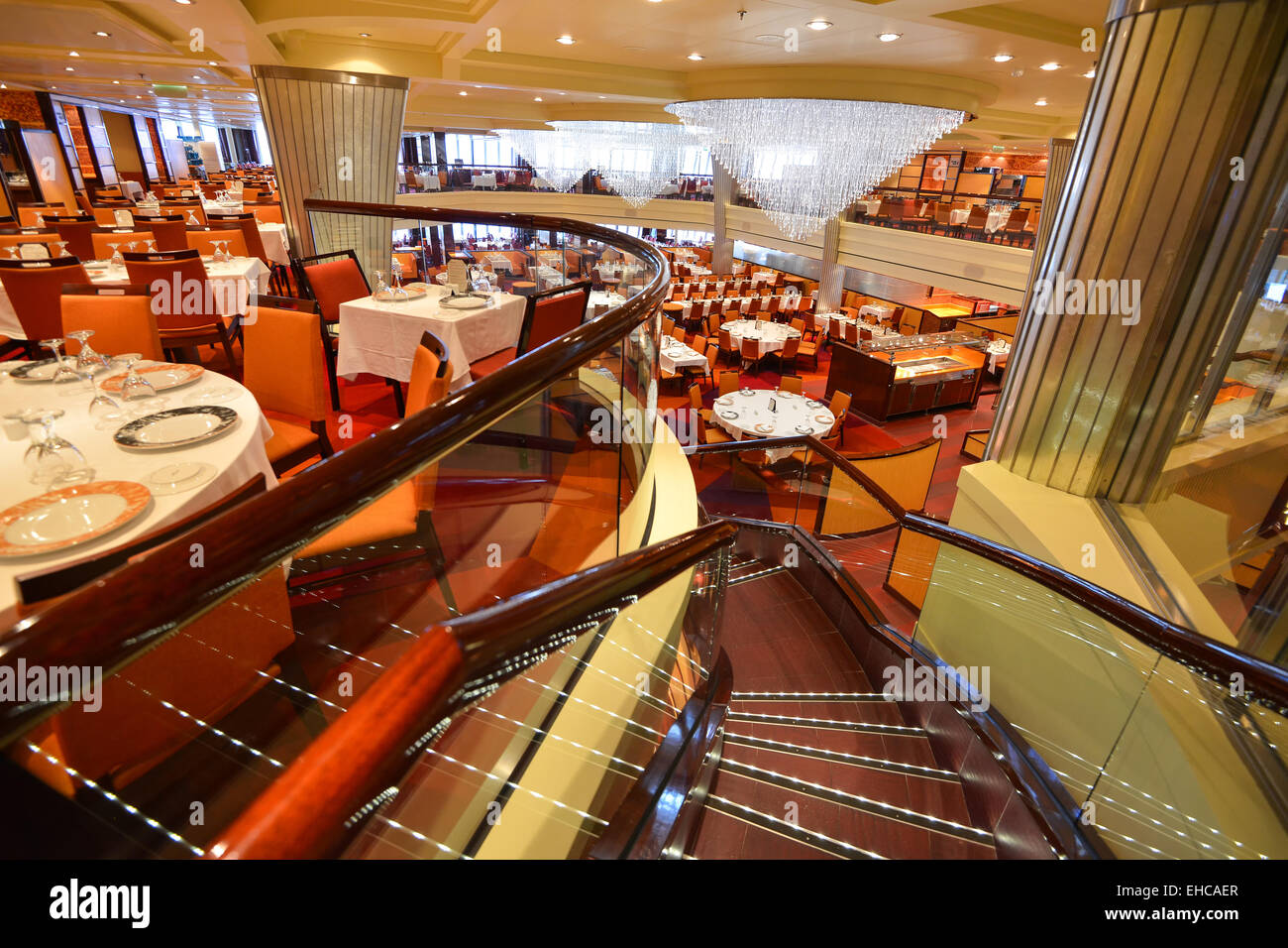 Restaurant Tischgedeck: Serviette, Weinglas, Platte Stockfoto