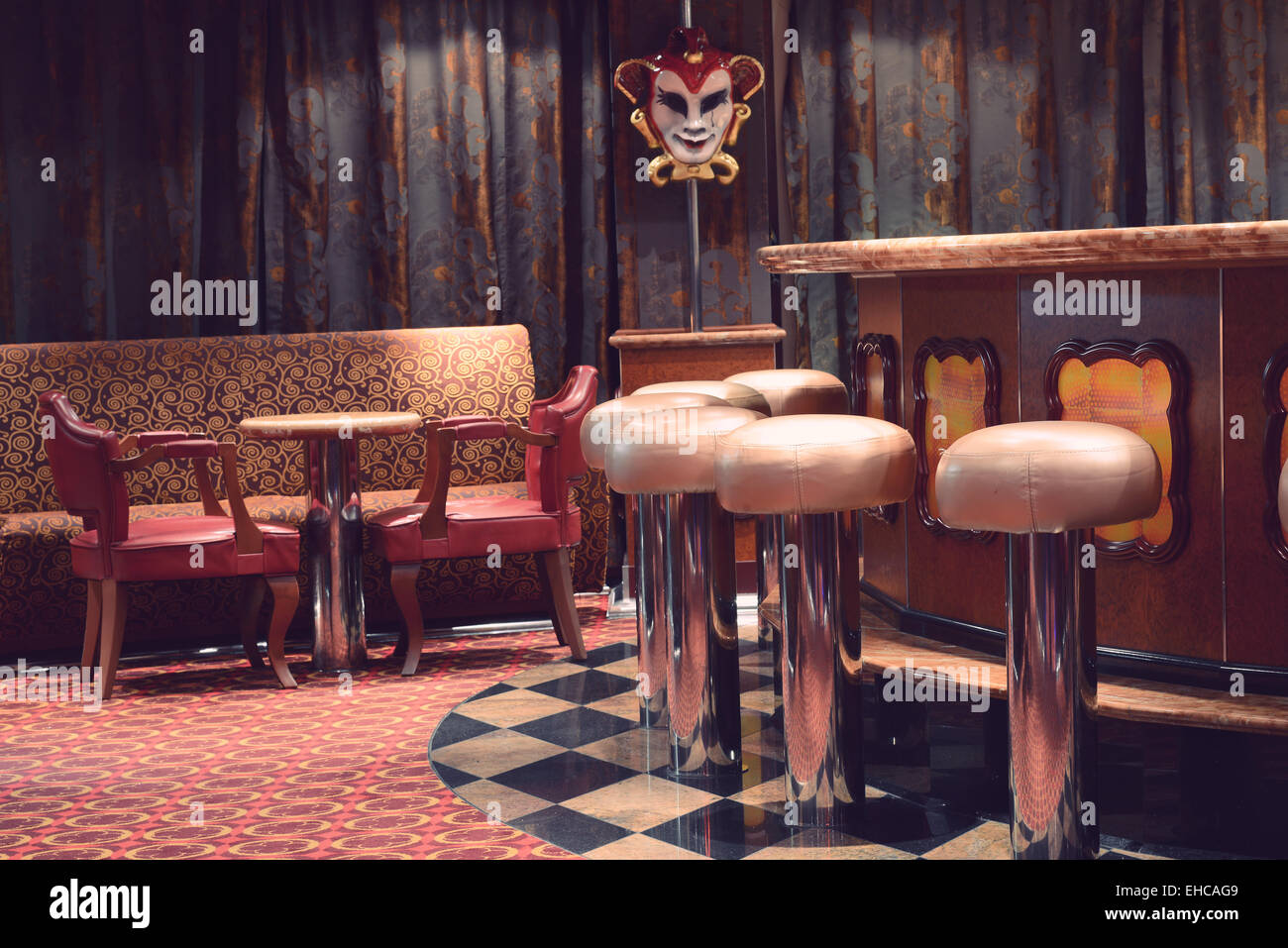 Nahaufnahme bar Detail mit leeren Tischen und Stühlen. Stockfoto