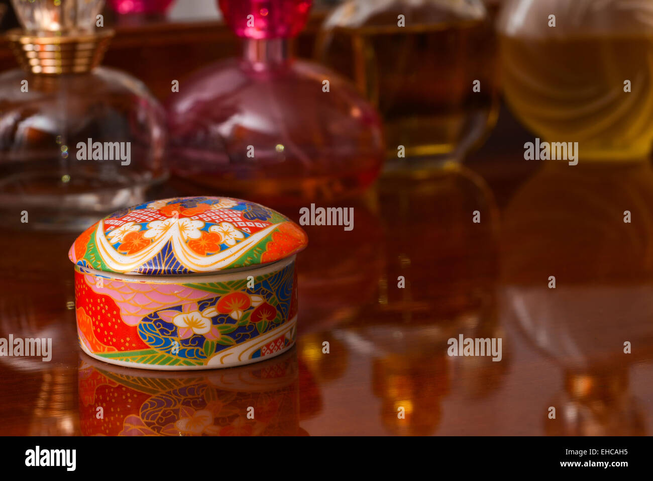 Asiatische Keramik Schmuck-Box sitzt auf einem lackierten hölzernen Schrank Stockfoto