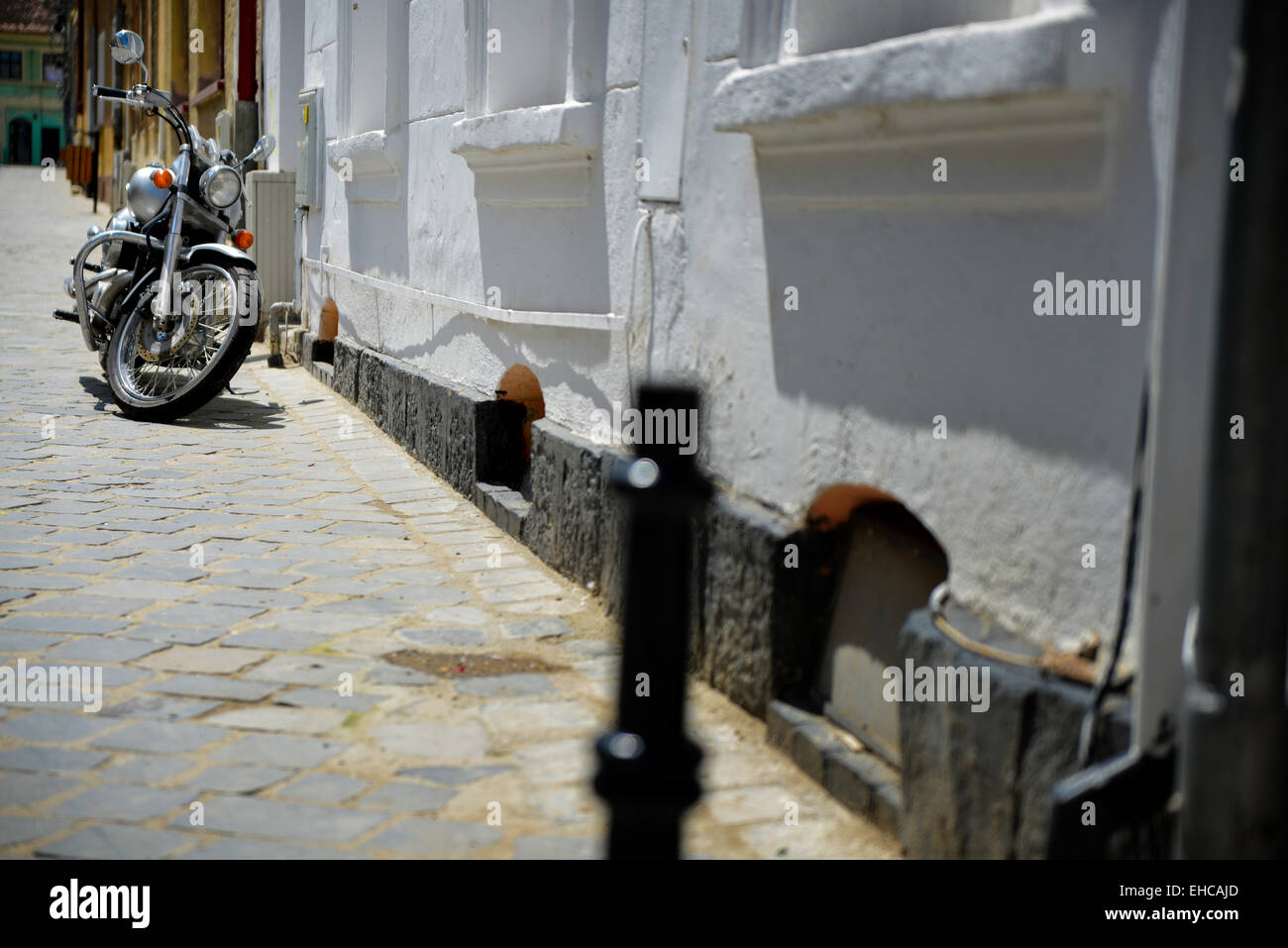 geparkte Motorrad in einer Gasse Stockfoto