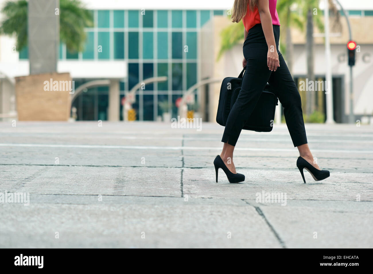 Blick auf Business-Frau zu Fuß in die Stadt Straße mit Laptop-Tasche, pendeln und morgens arbeiten zugeschnitten. Textfreiraum, w Stockfoto