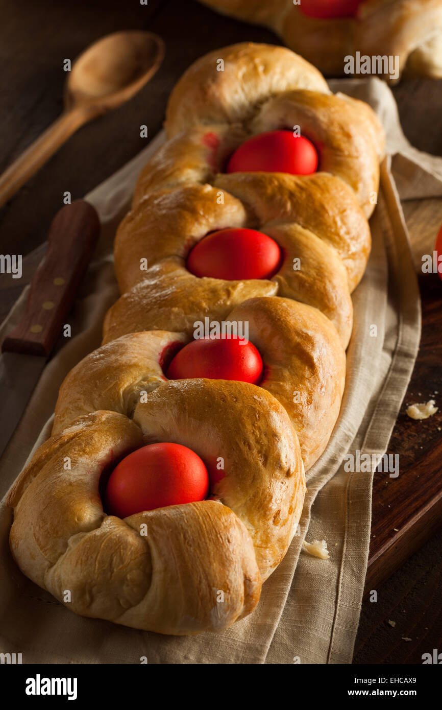 Hausgemachte griechische Osterbrot mit roten Eiern Stockfoto