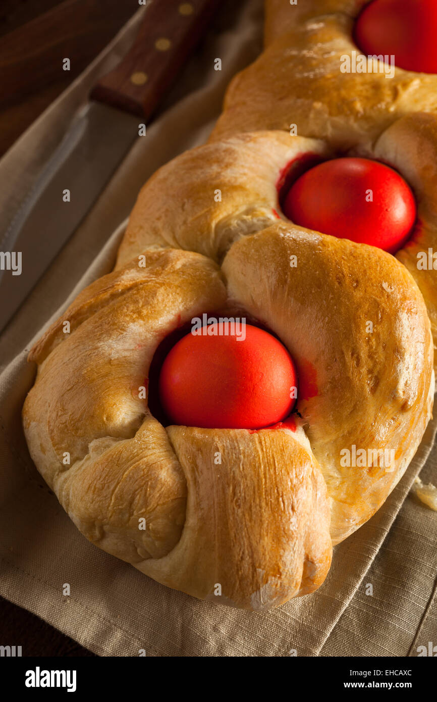 Hausgemachte griechische Osterbrot mit roten Eiern Stockfoto