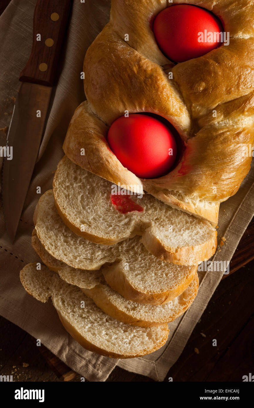 Hausgemachte griechische Osterbrot mit roten Eiern Stockfoto