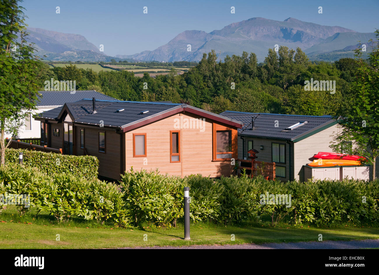 Urlaub-Lodges, unterstützt von Mount Snowdon & Snowdonia, Anglesey, North Wales, UK Stockfoto