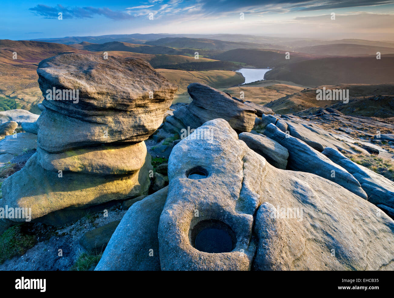 Rock-Formationen & freundlicher Reservoir, Kinder Scout, Peak District National Park, Derbyshire, England, UK Stockfoto