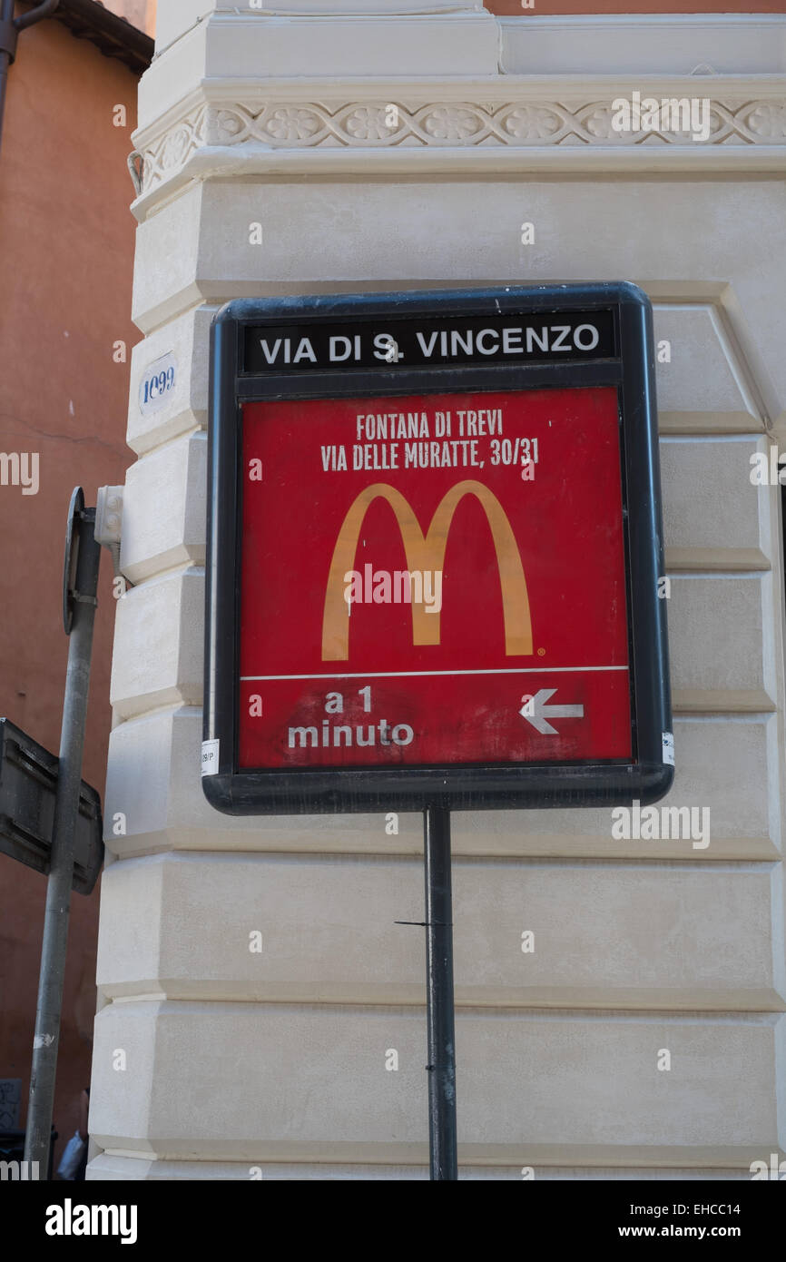 McDonalds in Rom, Italien. In der Nähe von Trevi-Brunnen. Stockfoto