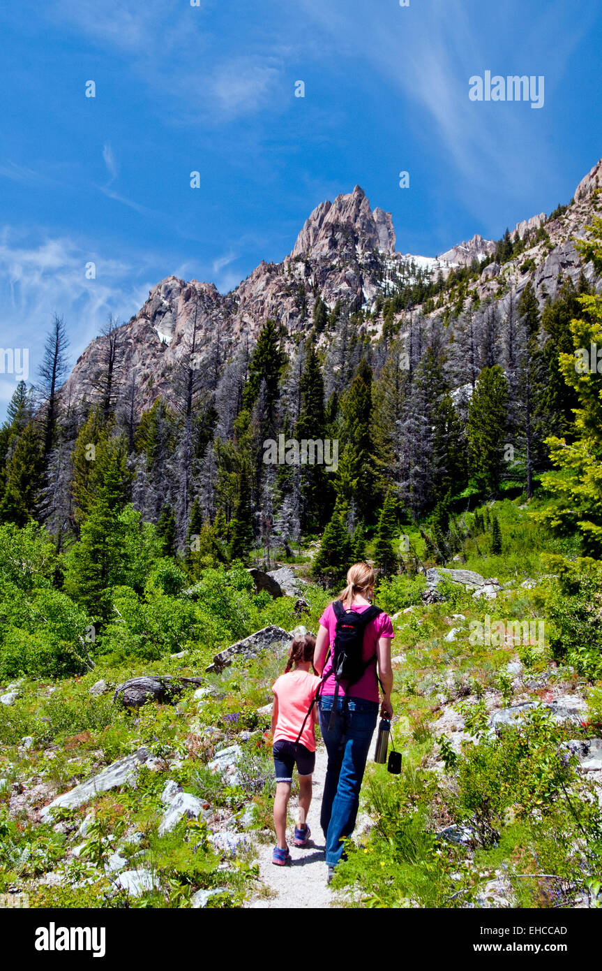 Mutter und junge Tochter Wandern in den Sägezahn Wildnis in Idaho (MR) Stockfoto