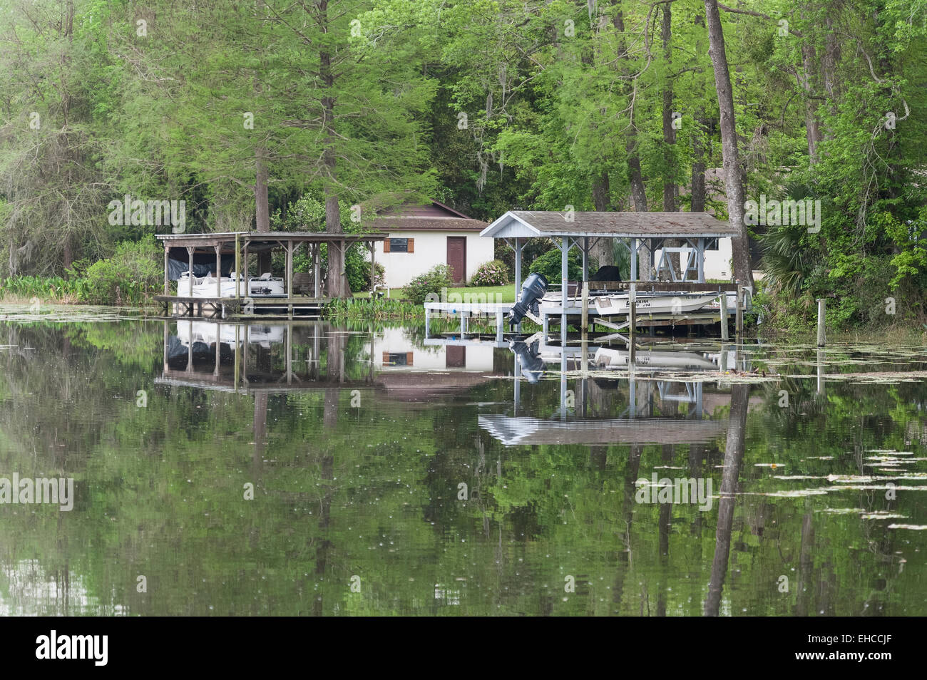 Boote bei Waters edge auf Haines Creek Lake county in Florida USA Stockfoto