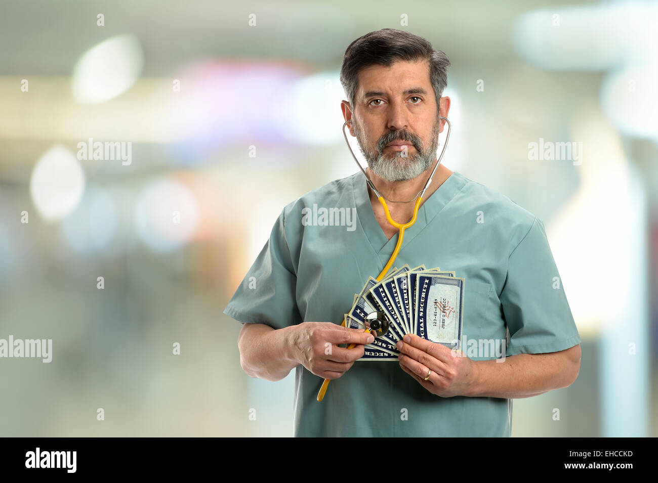 Social Security-Konzept. Leitender Arzt mit Stethoskop, Karten im Gebäude des Krankenhauses Stockfoto