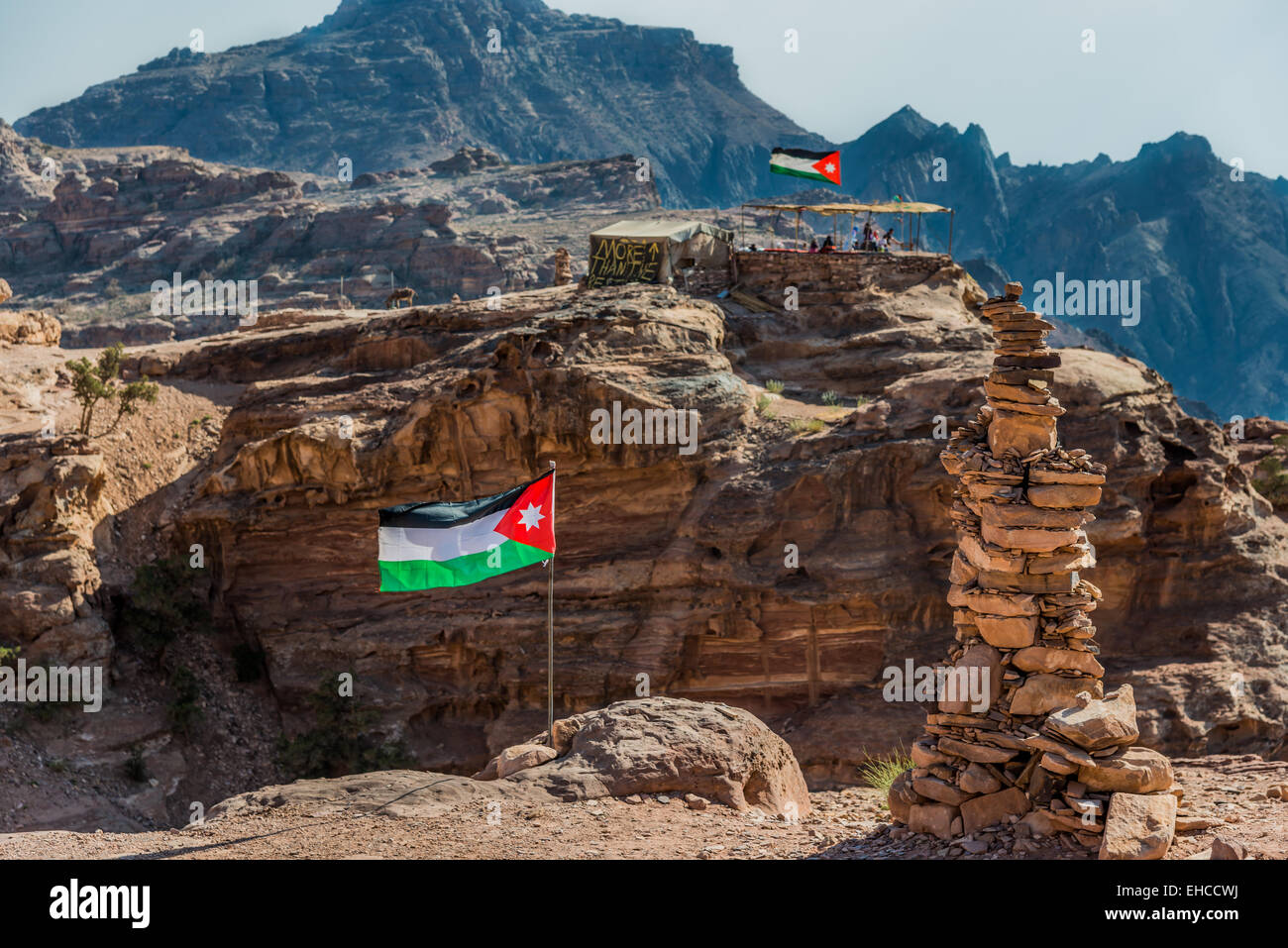 Jordanien-Fahnen im nabatäischen Petra Nahost schweben Stockfoto