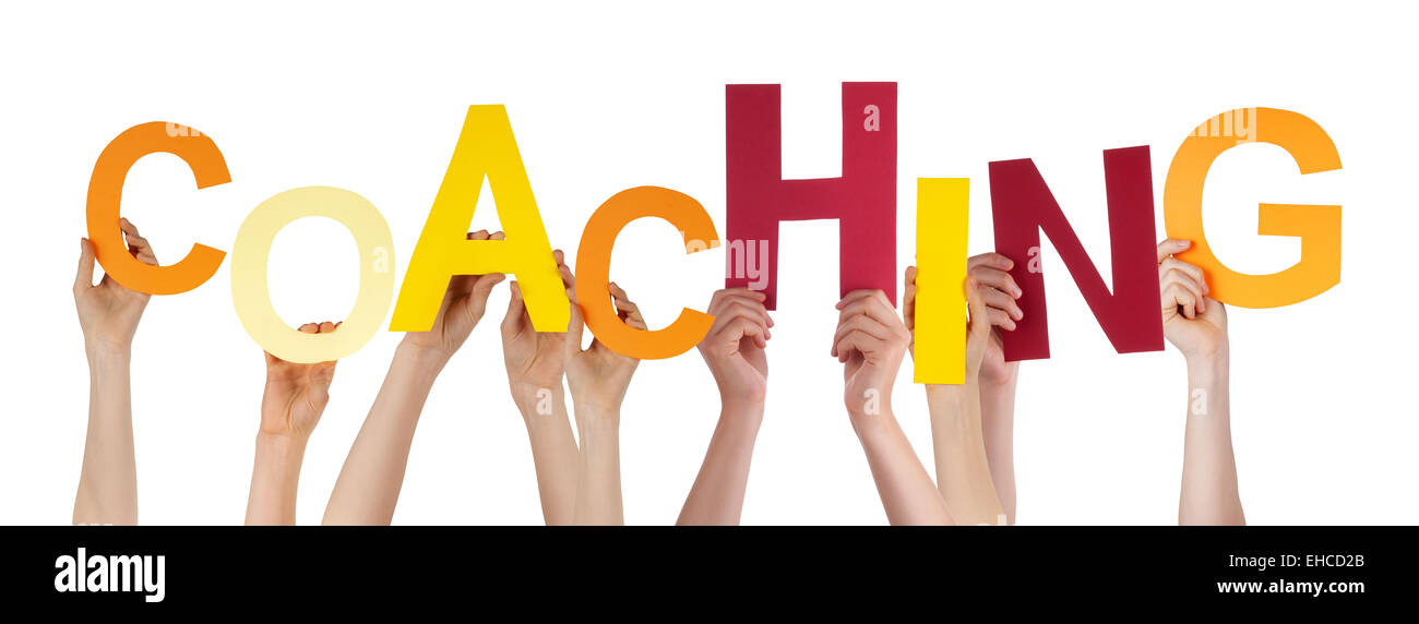 Viele kaukasische Menschen und Händen mit bunten Buchstaben oder Zeichen Gebäude der isolierten englische Wort Coaching auf weißen Bac Stockfoto