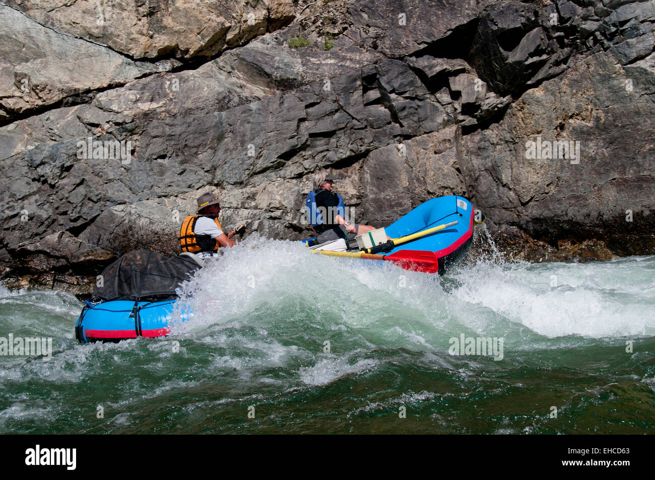 Rafter rudern durch Obere Cliffside Rapid (Klasse IV) auf der mittleren Gabel des Salmon River, Idaho Stockfoto