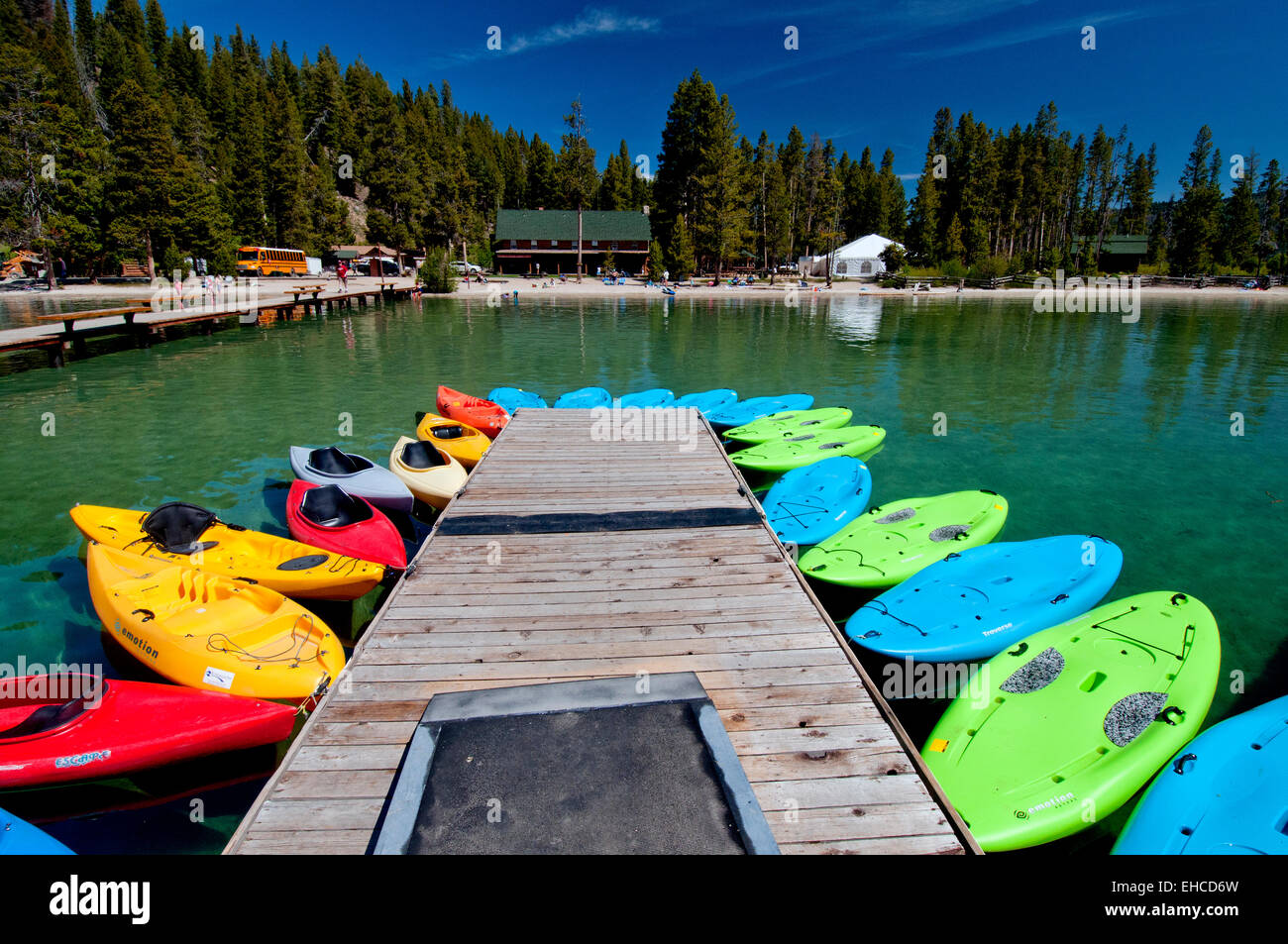 Dock mit Kajaks und Paddleboards auf Rotbarsch Lake Lodge im Idaho Sawtooth National Recreation Area Stockfoto