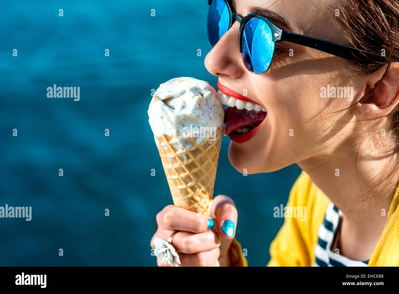Frau mit Eis Stockfoto