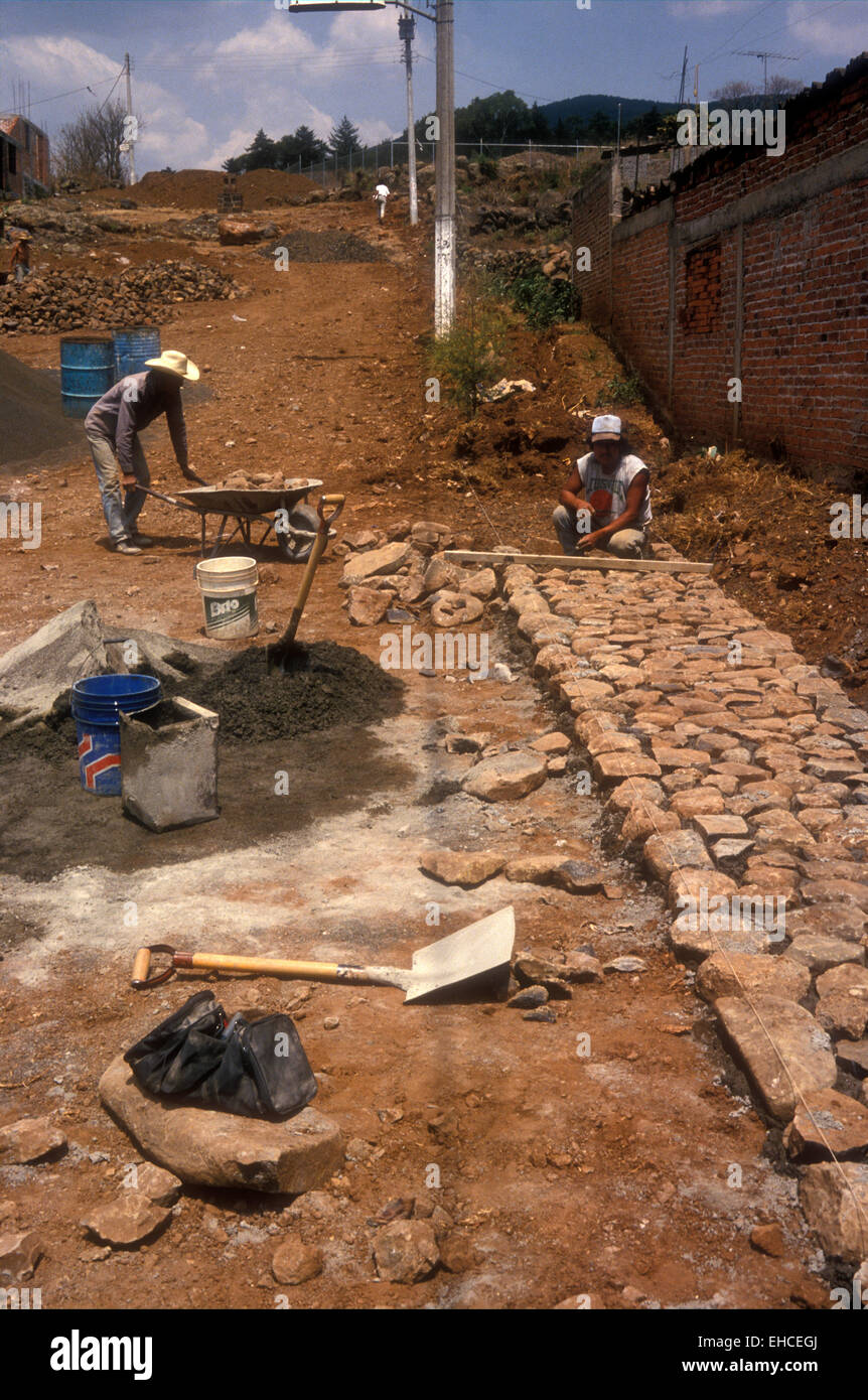 Männer, die Verlegung von Pflastersteinen in Purepecha Dorf von Angahuan, Michoacan, Mexiko Stockfoto