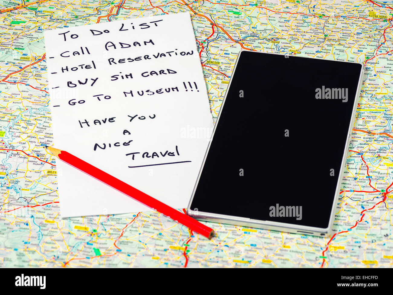 In das Bild einer Karte, ein Bleistift, ein Telefon / Tablet und eine Liste von Dingen zu tun. Stockfoto