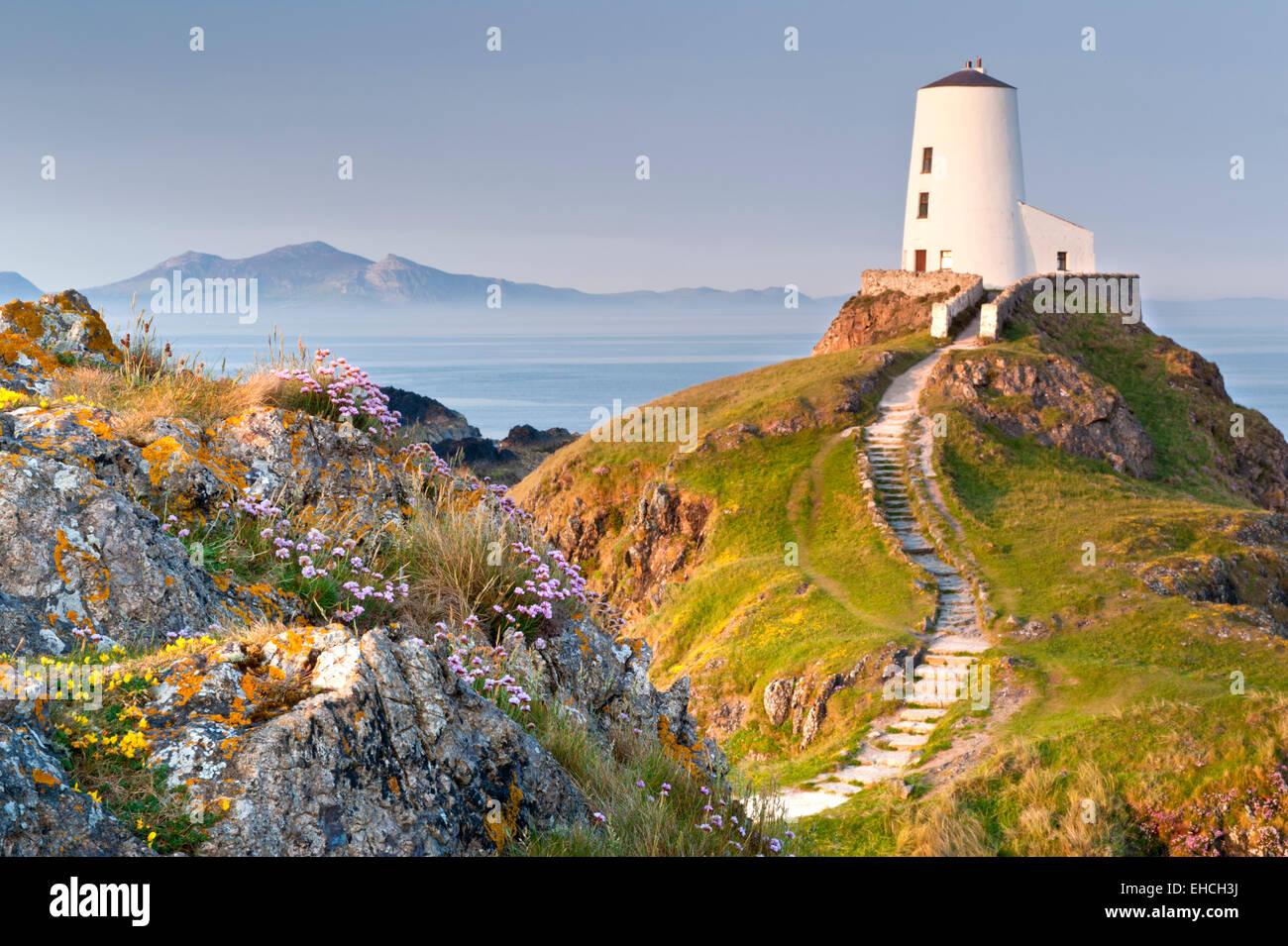 Tŵr Mawr Leuchtturm unterstützt durch die Halbinsel Lleyn, llanddwyn Island, Anglesey, North Wales, UK Stockfoto